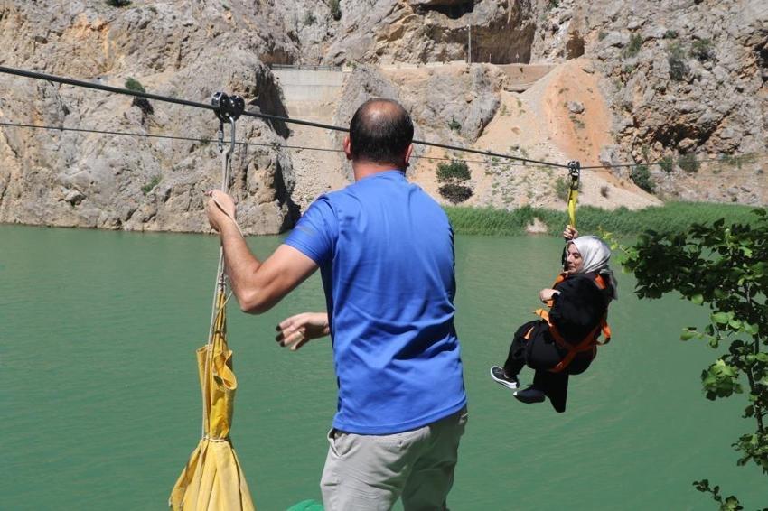Karanlık Kanyon'da yapılan zipline ve tekne turu turistlerin vazgeçilmezi