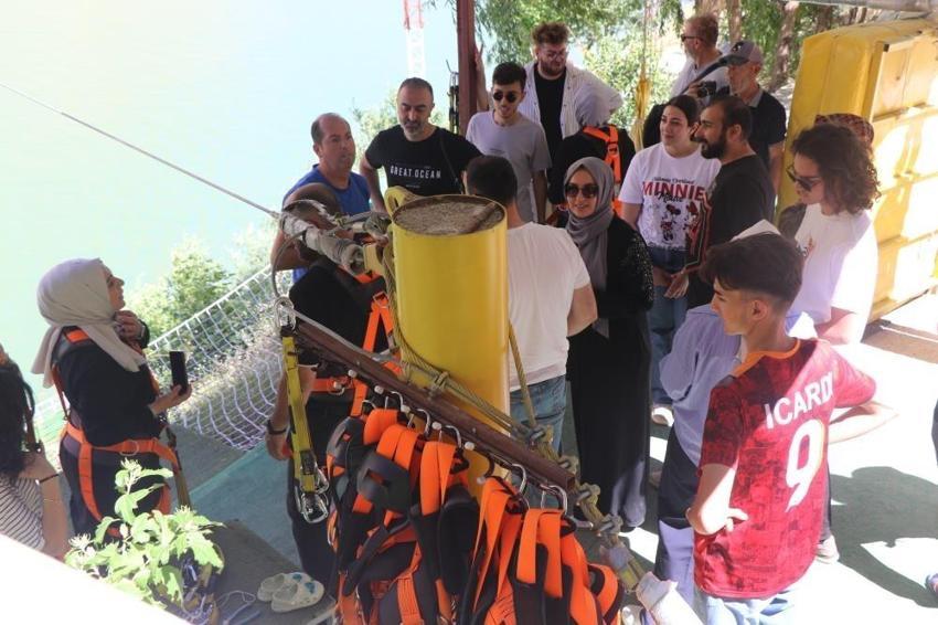 Karanlık Kanyon'da yapılan zipline ve tekne turu turistlerin vazgeçilmezi