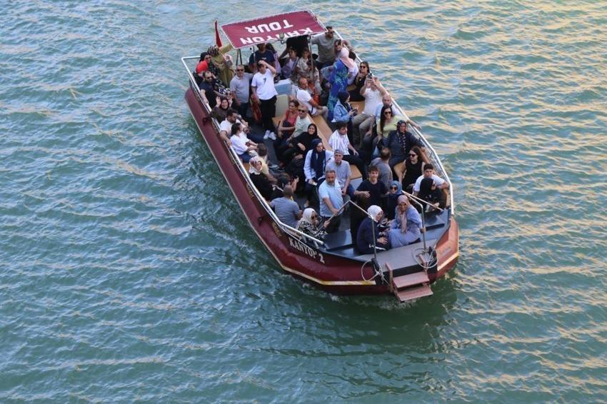 Karanlık Kanyon'da yapılan zipline ve tekne turu turistlerin vazgeçilmezi