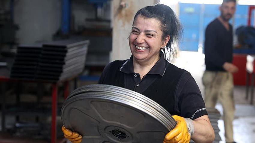 Konyalı kadınlar 'erkek işine' el attı! Kaynak ve zımpara yapıyorlar, ağır parçaları taşıyorlar