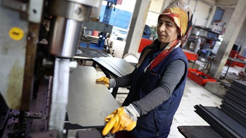 Konyalı kadınlar 'erkek işine' el attı! Kaynak ve zımpara yapıyorlar, ağır parçaları taşıyorlar