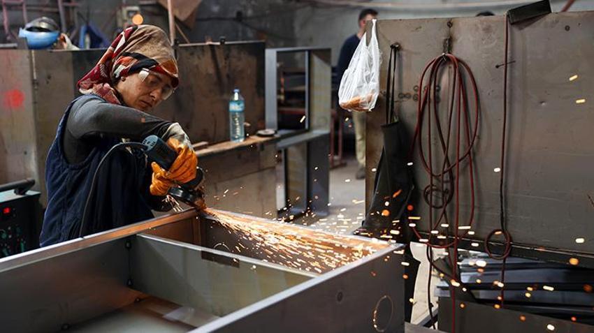 Konyalı kadınlar 'erkek işine' el attı! Kaynak ve zımpara yapıyorlar, ağır parçaları taşıyorlar