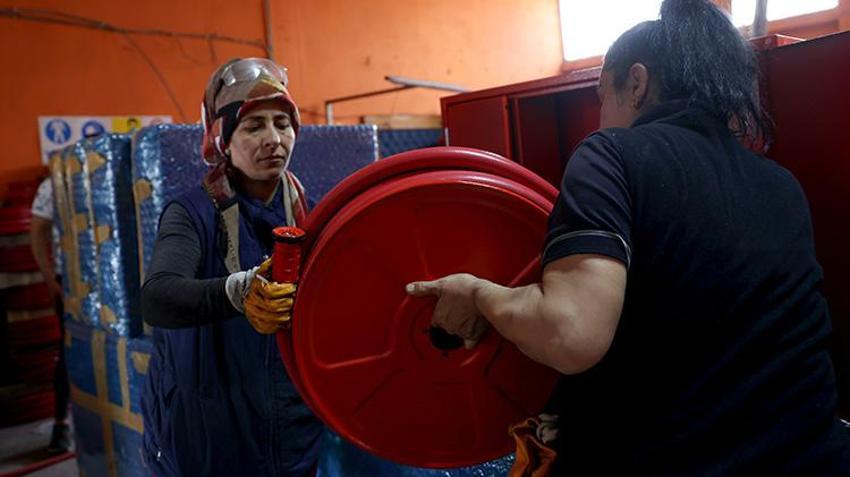 Konyalı kadınlar 'erkek işine' el attı! Kaynak ve zımpara yapıyorlar, ağır parçaları taşıyorlar