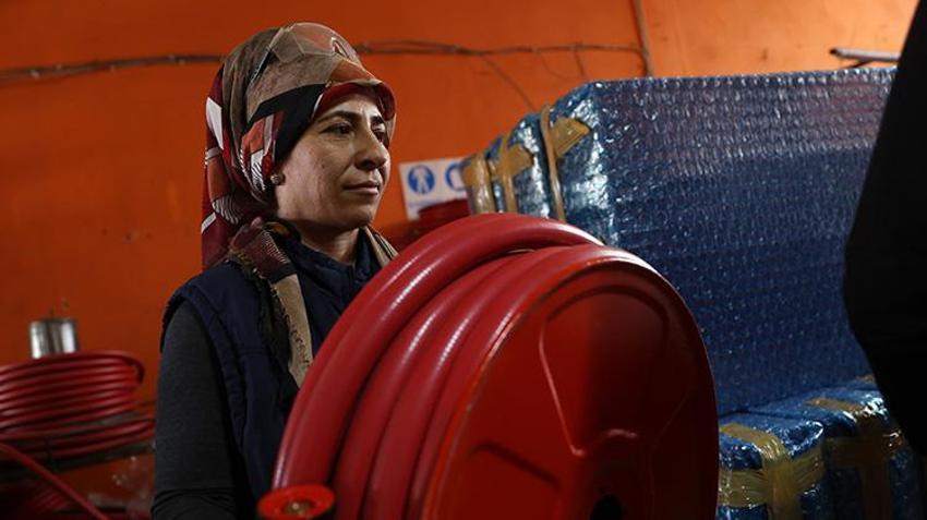 Konyalı kadınlar 'erkek işine' el attı! Kaynak ve zımpara yapıyorlar, ağır parçaları taşıyorlar