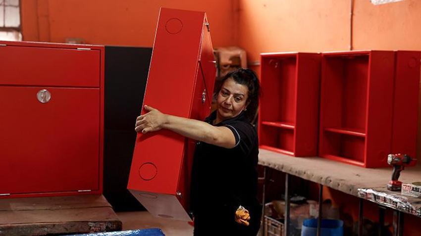 Konyalı kadınlar 'erkek işine' el attı! Kaynak ve zımpara yapıyorlar, ağır parçaları taşıyorlar