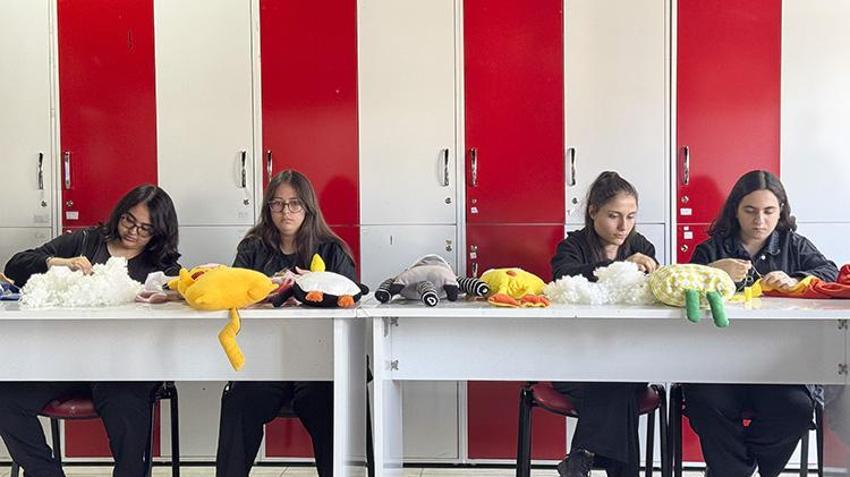 Minik kalplere yaptıkları oyuncaklarla sarılıyorlar! Liseli öğrenciler hasta çocuklara umut oluyor