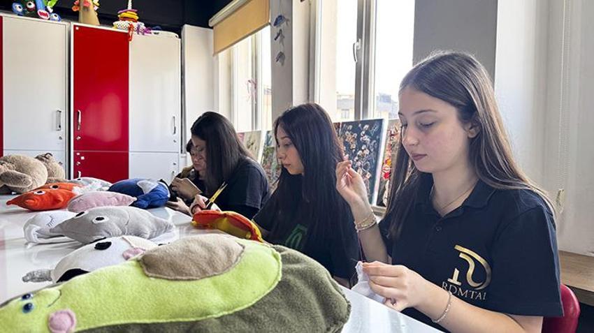 Minik kalplere yaptıkları oyuncaklarla sarılıyorlar! Liseli öğrenciler hasta çocuklara umut oluyor