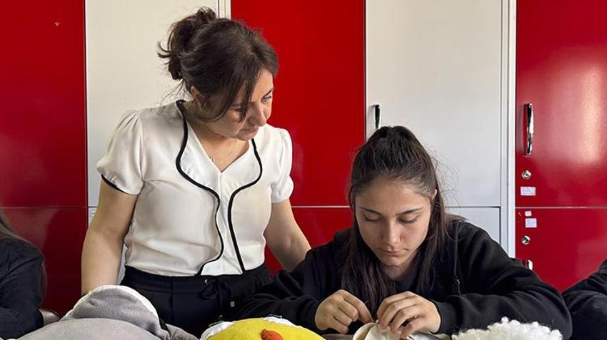 Minik kalplere yaptıkları oyuncaklarla sarılıyorlar! Liseli öğrenciler hasta çocuklara umut oluyor