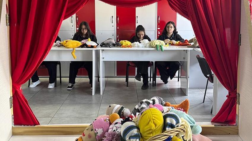 Minik kalplere yaptıkları oyuncaklarla sarılıyorlar! Liseli öğrenciler hasta çocuklara umut oluyor