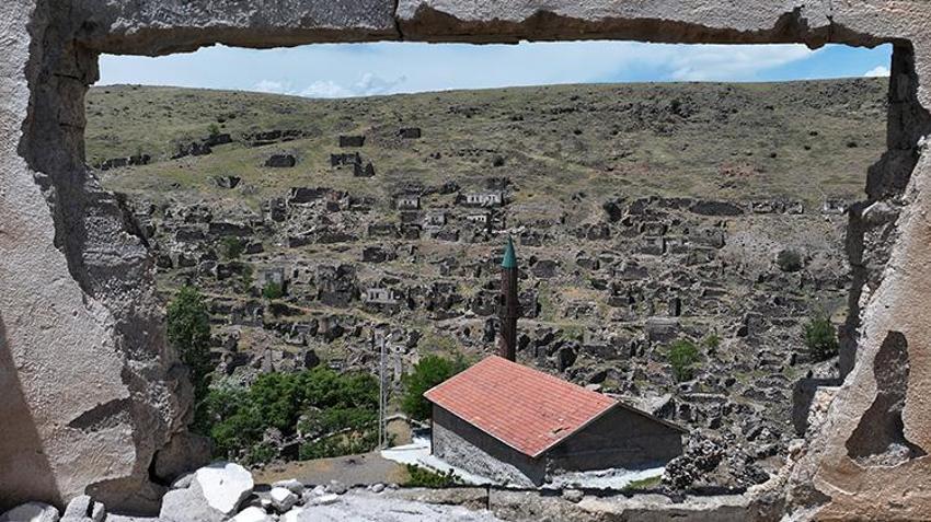 Kayseri'de minare 'gözetleme kulesi' oldu! 40 yıldır buraya gelip geçmişi izliyorlar