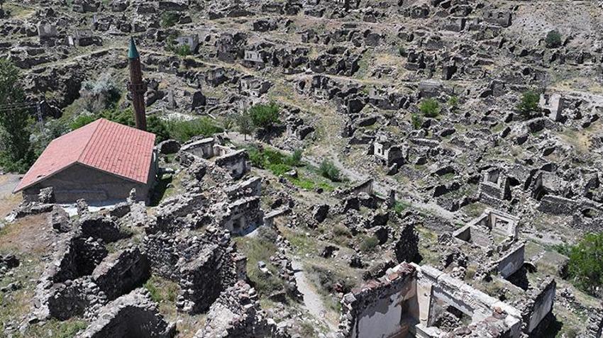 Kayseri'de minare 'gözetleme kulesi' oldu! 40 yıldır buraya gelip geçmişi izliyorlar