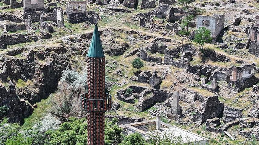 Kayseri'de minare 'gözetleme kulesi' oldu! 40 yıldır buraya gelip geçmişi izliyorlar