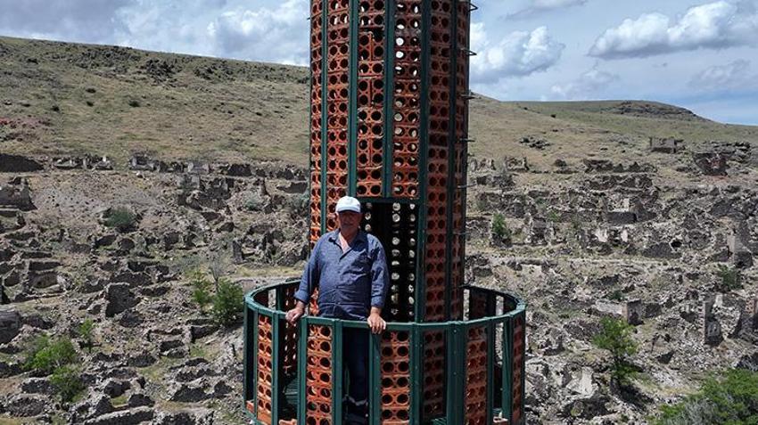 Kayseri'de minare 'gözetleme kulesi' oldu! 40 yıldır buraya gelip geçmişi izliyorlar