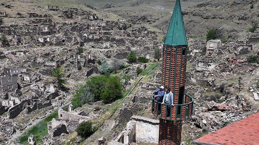 Kayseri'de minare 'gözetleme kulesi' oldu! 40 yıldır buraya gelip geçmişi izliyorlar