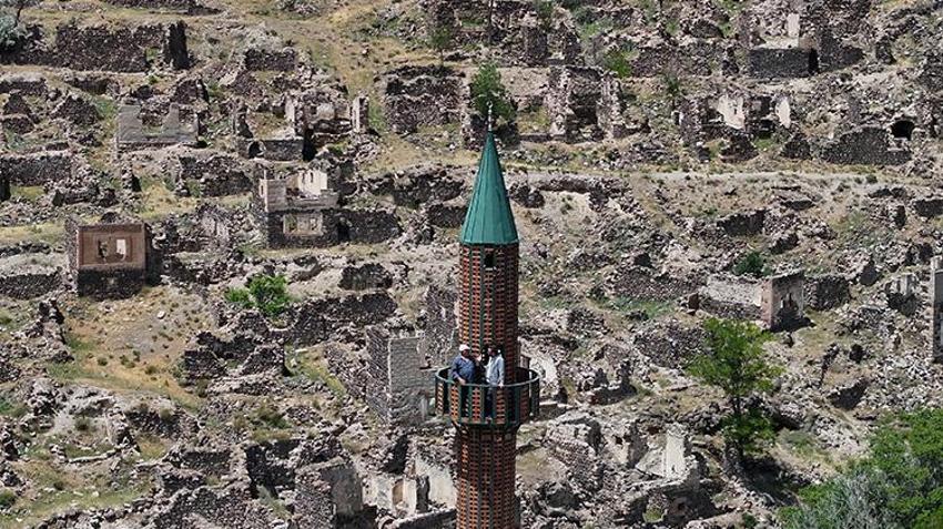 Kayseri'de minare 'gözetleme kulesi' oldu! 40 yıldır buraya gelip geçmişi izliyorlar