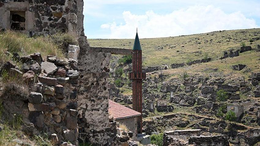 Kayseri'de minare 'gözetleme kulesi' oldu! 40 yıldır buraya gelip geçmişi izliyorlar