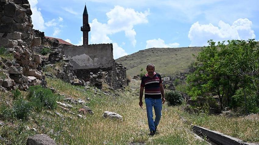 Kayseri'de minare 'gözetleme kulesi' oldu! 40 yıldır buraya gelip geçmişi izliyorlar