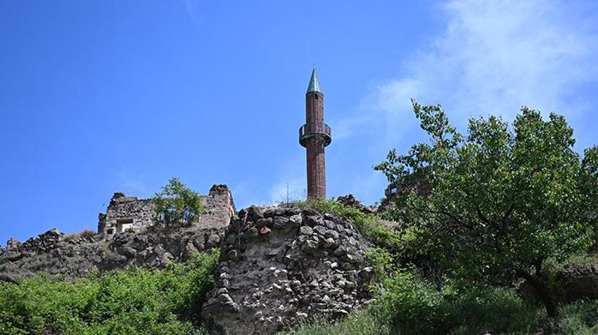 Kayseri'de minare 'gözetleme kulesi' oldu! 40 yıldır buraya gelip geçmişi izliyorlar