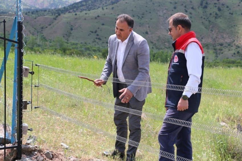 Erzincan'da kurduğu meyve bahçesinde teknolojiden faydalanıyor