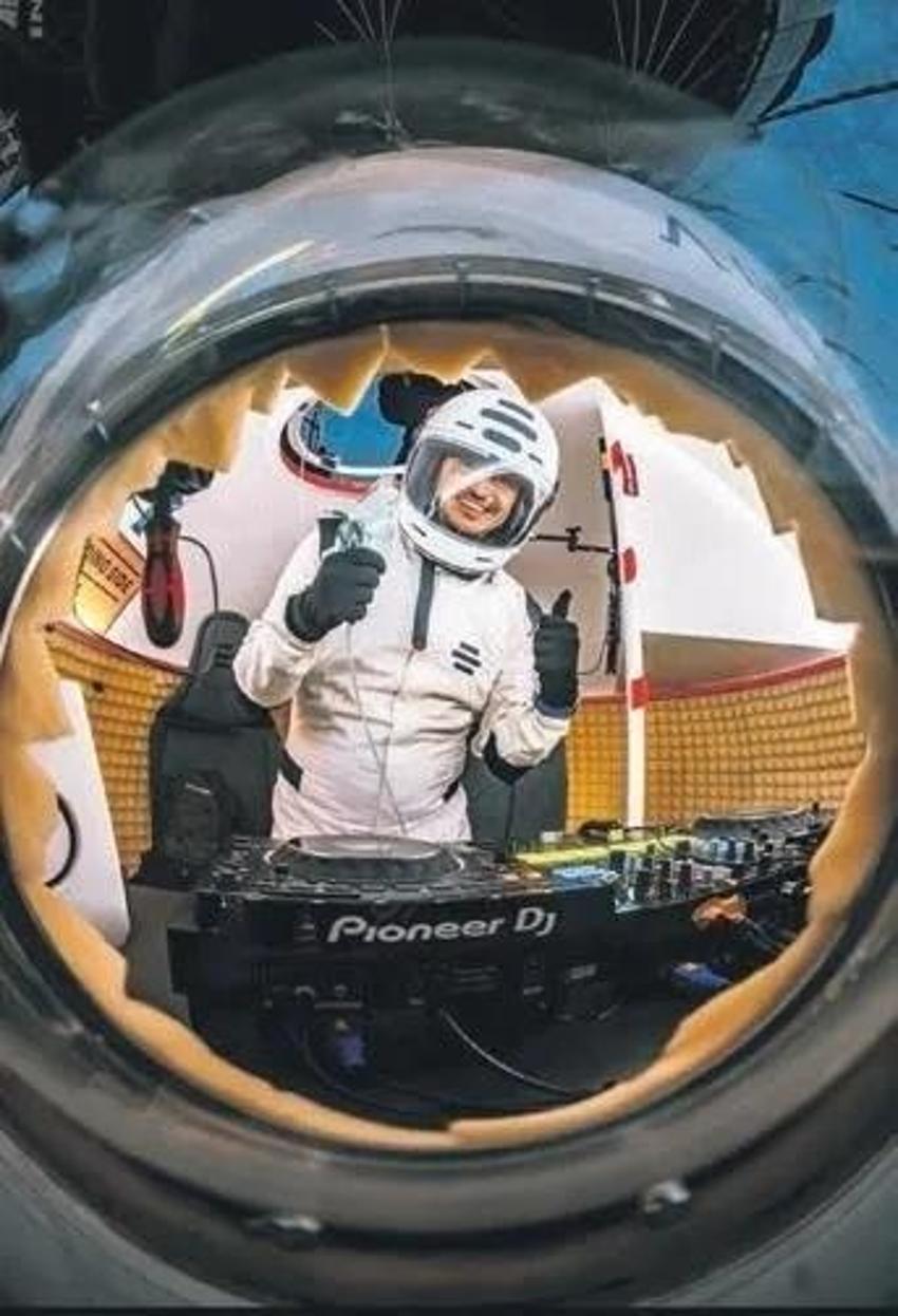 Uzaya çıkan ilk Türk DJ oldu! Guinness Rekorlar Kitabı'na girdi