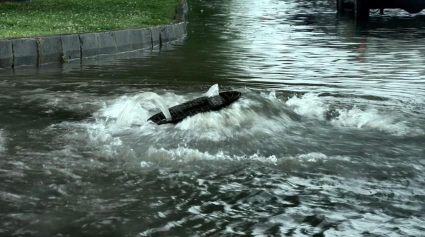 Trabzon'u sağanak yağmur vurdu! Yollar göle döndü, araçlar mahsur kaldı