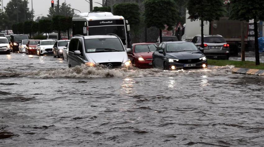 Trabzon'u sağanak yağmur vurdu! Yollar göle döndü, araçlar mahsur kaldı