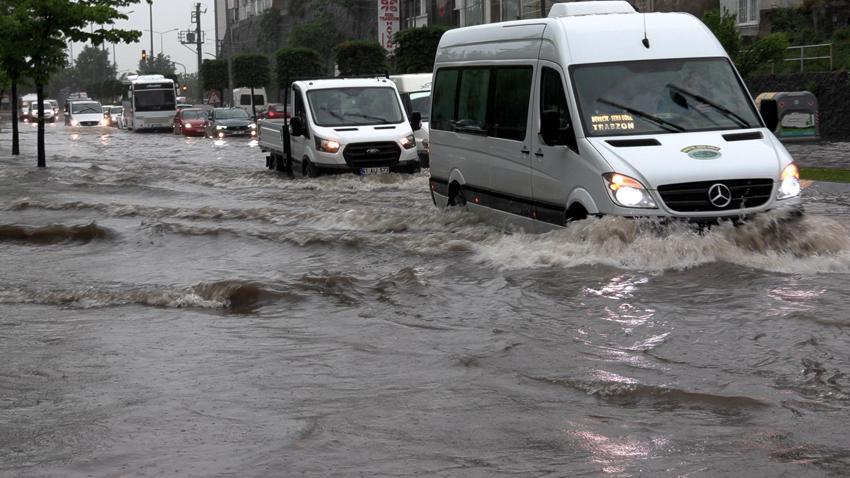 Trabzon'u sağanak yağmur vurdu! Yollar göle döndü, araçlar mahsur kaldı