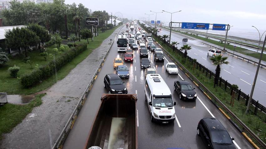 Trabzon'u sağanak yağmur vurdu! Yollar göle döndü, araçlar mahsur kaldı