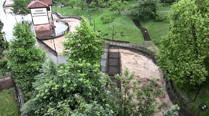 Trabzon'u sağanak yağmur vurdu! Yollar göle döndü, araçlar mahsur kaldı