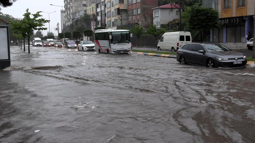 Trabzon'u sağanak yağmur vurdu! Yollar göle döndü, araçlar mahsur kaldı
