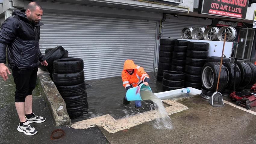 Trabzon'u sağanak yağmur vurdu! Yollar göle döndü, araçlar mahsur kaldı
