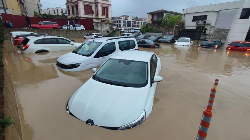 Trabzon'u sağanak yağmur vurdu! Yollar göle döndü, araçlar mahsur kaldı