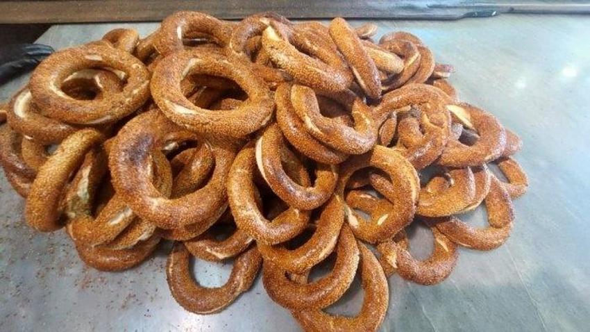 Üç sırrı var: Her gelen 500 tane alıp memlekete götürüyor! Simit tartışmasını Çarşamba bitirdi