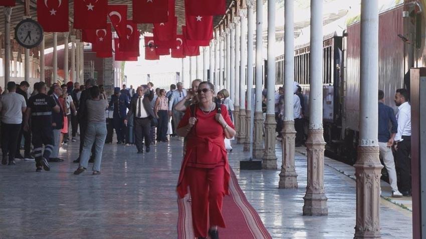 Paris’ten yola çıkan tarihi 'Orient Express' 64 yolcusuyla Sirkeci’ye geldi