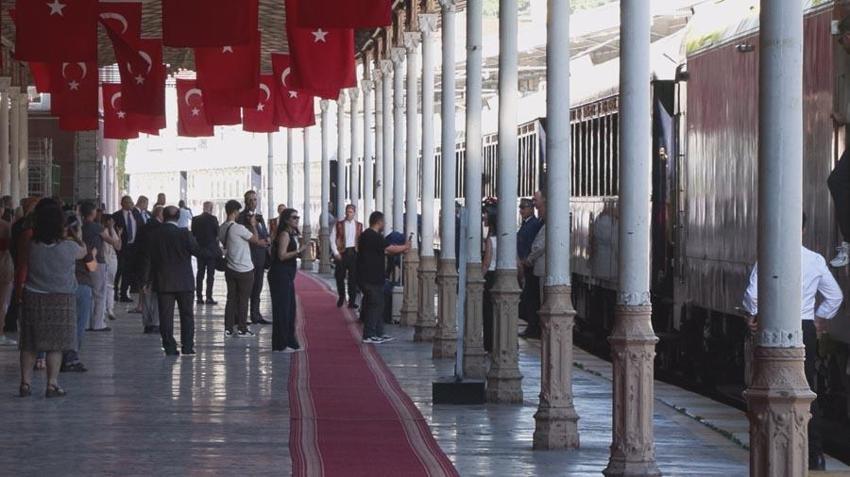 Paris’ten yola çıkan tarihi 'Orient Express' 64 yolcusuyla Sirkeci’ye geldi