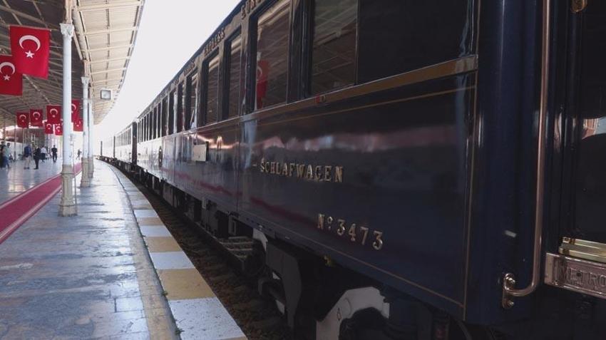 Paris’ten yola çıkan tarihi 'Orient Express' 64 yolcusuyla Sirkeci’ye geldi