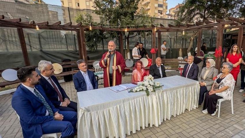 Adana'da her yaşta aşk var! 75'in aşık oldu huzurevinde evlendi!
