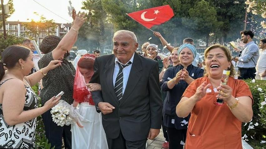 Adana'da her yaşta aşk var! 75'in aşık oldu huzurevinde evlendi!