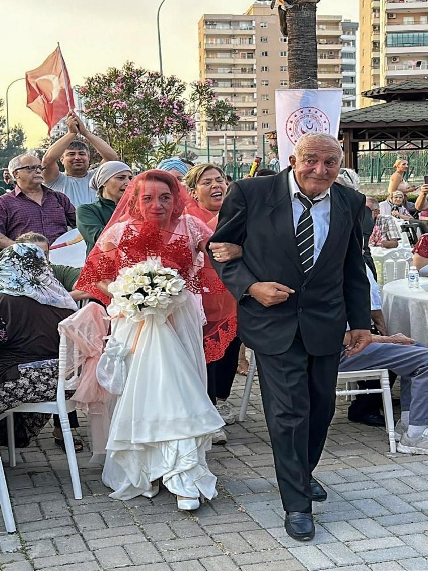 Adana'da her yaşta aşk var! 75'in aşık oldu huzurevinde evlendi!