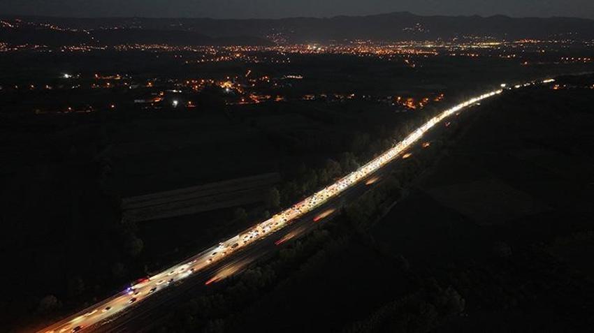 Büyük bayram göçü! Trafik durdu, kilometrelerce kuyruk oluştu