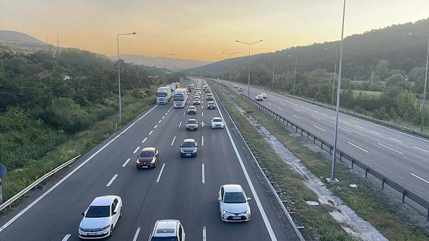 Büyük bayram göçü! Trafik durdu, kilometrelerce kuyruk oluştu