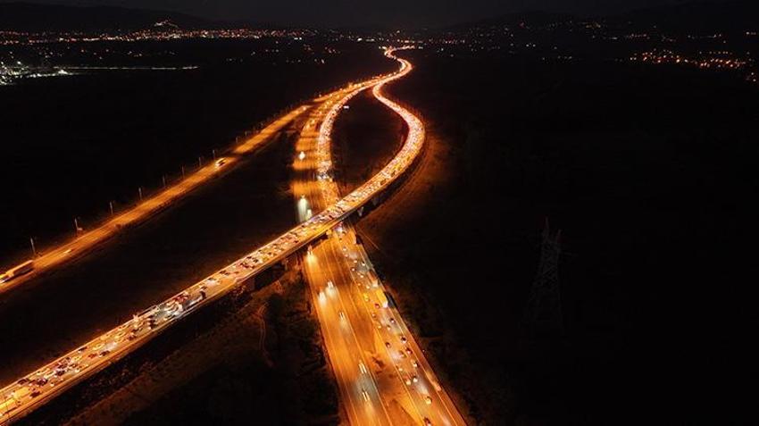 Büyük bayram göçü! Trafik durdu, kilometrelerce kuyruk oluştu