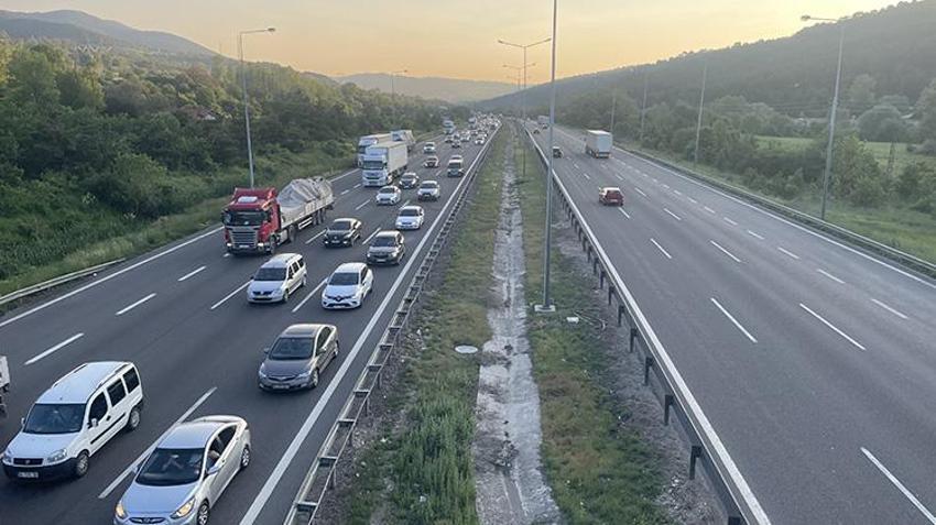 Büyük bayram göçü! Trafik durdu, kilometrelerce kuyruk oluştu