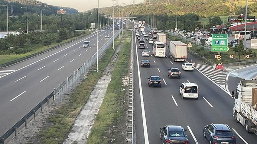 Büyük bayram göçü! Trafik durdu, kilometrelerce kuyruk oluştu
