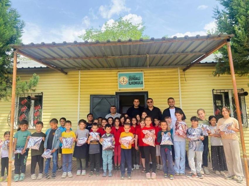Adana'da kumbara açıldı! Komşu köye oyuncak yağdı: 1000 öğrenciden anlamlı destek