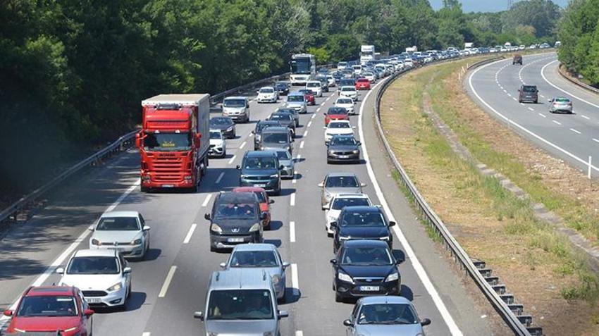 Büyük bayram göçü! Trafik durdu, kilometrelerce kuyruk oluştu