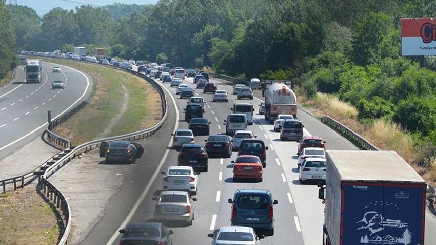 Büyük bayram göçü! Trafik durdu, kilometrelerce kuyruk oluştu