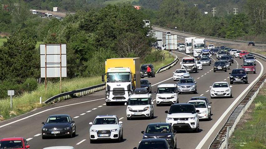 Büyük bayram göçü! Trafik durdu, kilometrelerce kuyruk oluştu