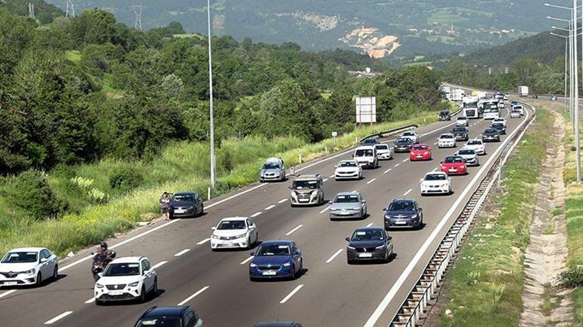 Büyük bayram göçü! Trafik durdu, kilometrelerce kuyruk oluştu