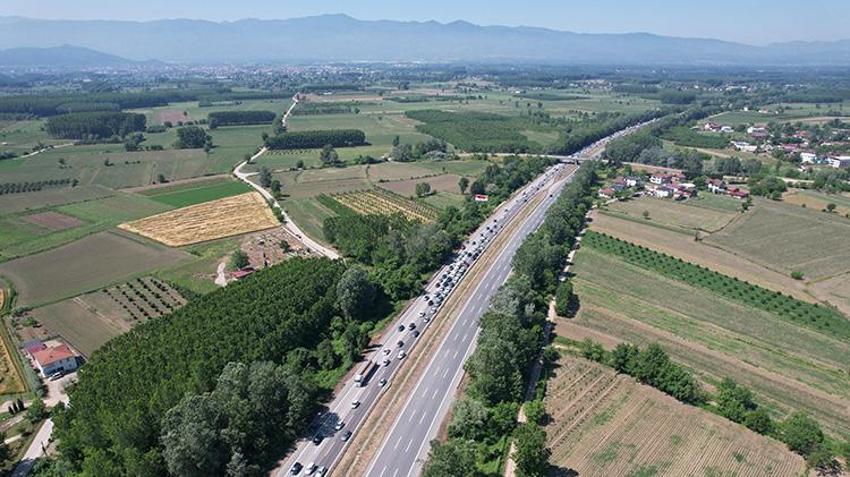 Büyük bayram göçü! Trafik durdu, kilometrelerce kuyruk oluştu